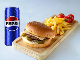 Halapenjo burger, pomfrit i Pepsi