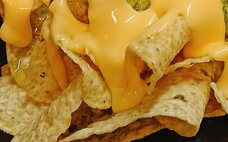 Nachos con cheddar fundido