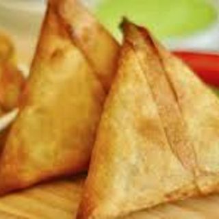 2  pieces vegetable samosa