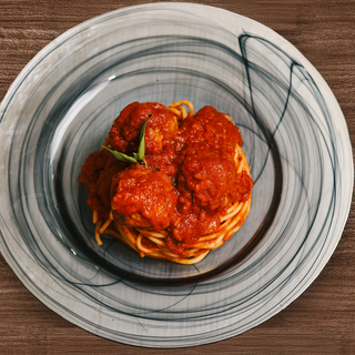 Spaghetti con albóndigas al estilo napoletano