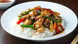 Pui cu legume in sos chinezesc si orez basmati