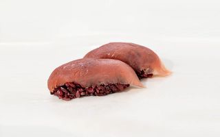 657 Nigiri black maguro riso venere con tonno