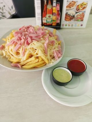 Papas Locas Con Jamón Con Queso Amarillo Y Salsas