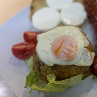 Calentado de  frijoles con huevo frito