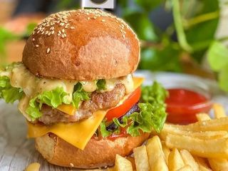 Burger z wołowiną , frytkami i ketchupem (1szt/100/30g)