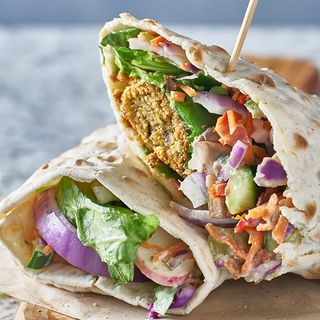 falafel roll durum com batata frita
