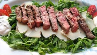 Tagliata di scottona con letto di rucola