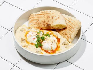 Oua posate cu ciuperci si sos de trufe