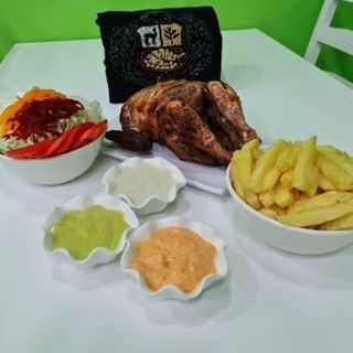 1/2 Pollo a la brasa, papas y ensalada 