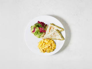 Сніданок грецький з лавашем, скремблом та салатним міксом