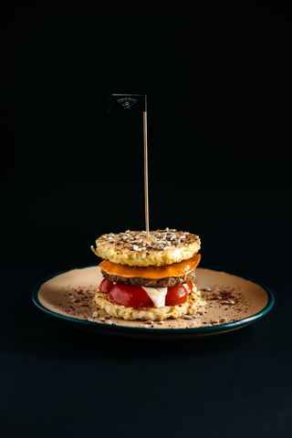 Капустяний бургер з телячою котлетою та сиром (370г)