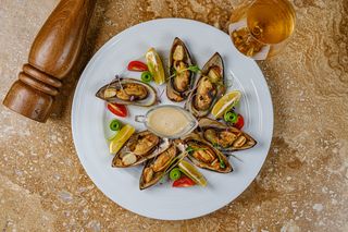 მიდიები ღვინის სოუსში