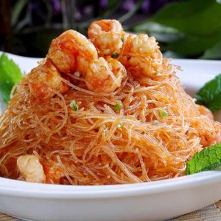 Spaghetti di soia con gamberi e verdure