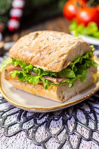 Сэндвич  с курицей / лососем / копченой телятиной (250г)