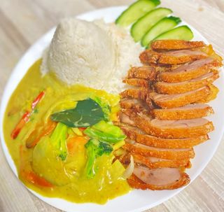 57. filet z kaczki w sosie curry z mlekiem kokosowym 