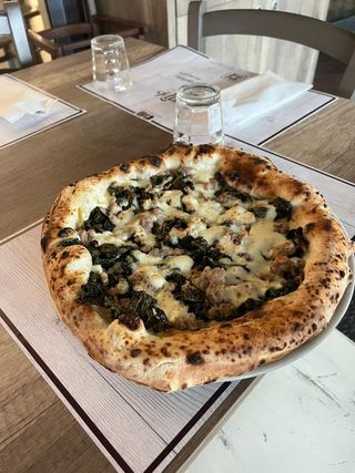 Pizza classica broccoli e salsiccia