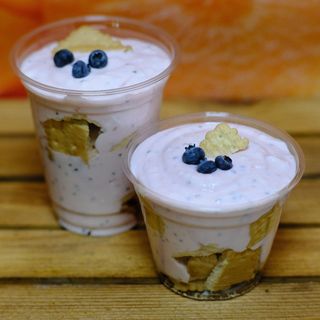 Кисело мляко с чиа и горски плодове