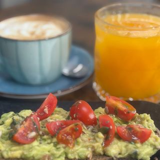 Menú desayuno de aguatomate + bebida o café