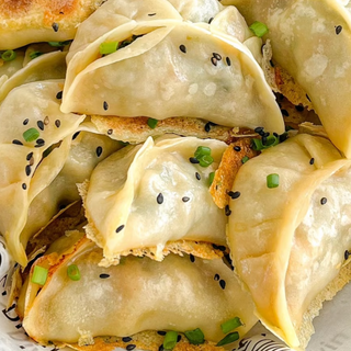 Ravioli alla griglia ripieno di maiale e sedano - 6 pezzi（猪肉芹菜煎饺）