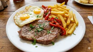 Plato De Ternera, Pimiento rojo, 2 huevos y patatas fritas