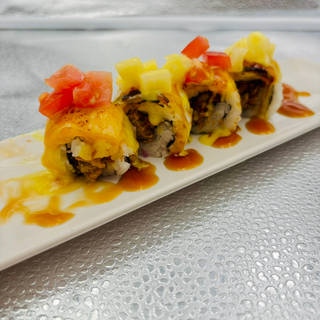 74.Uramaki Salmó cuit,formatge cheddar y pinya,tomaquet