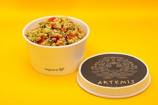 Insalata a base di bulgur, verdure, prezzemolo tritato, menta e limone