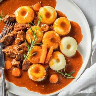 Kluski śląskie z gulaszem węgierskim 