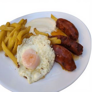Salchichas, Huevos Fritos (2 Uds.) Y Patatas