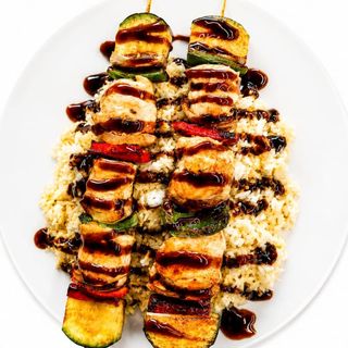 Brochetas de pollo con arroz al huevo
