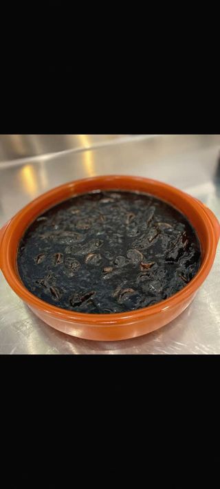 Txipirones en su tinta con arroz