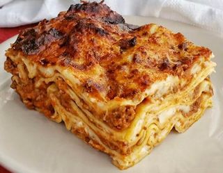 Spaghetti al al pomodoro di basilico con salsiccia(1) a punta di coltello  