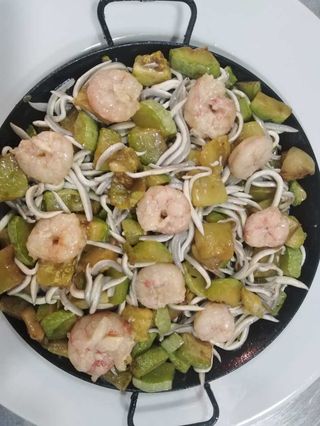 Calabacín con gulas y gambas