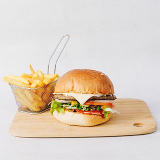 Cheeseburger i mali pomfrit