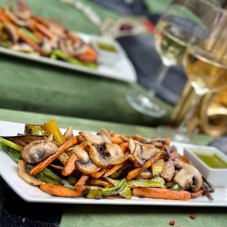 Гриловани зеленчуци на плоча