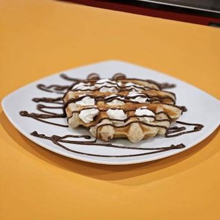 Gofre Con Sirope De Chocolate Y Nata