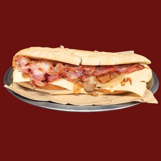 Bocadillo De Pollo Crujiente Con Queso, Cebolla y Bacon