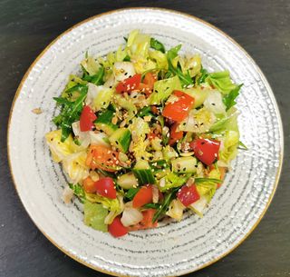 Salátamix mediterrán dressinggel/Salată cu dressing mediteranean