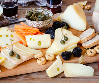 Tagliere di formaggi pregiati per 2 persone con stria calda