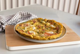 Fritata od jaja, sira, kobasica i spanaća
