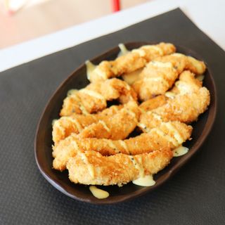 Fingers de pollo crujientes con salsa de miel mostaza