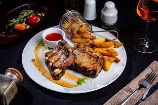 Coaste de porc la cuptor cu sos bbq si cartofi cu rozmarin