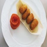 Menú De Croquetas De Pescado Con Papas