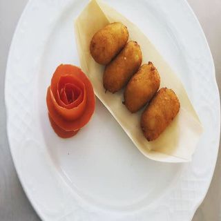 Menú De Croquetas De Pescado Con Papas