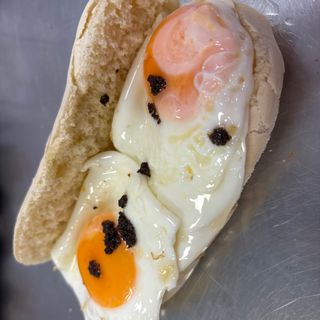 Bocadillo de huevo frito, queso y trufa 