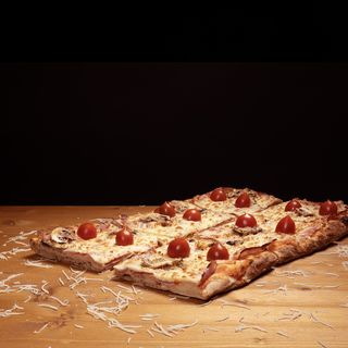 Pizza LUCA cu sunca si ciuperci - Felie