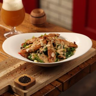 ქათმის სალათი მიწისთხილის სოუსით