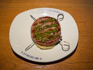 Longaniza de habas sobre trinchat de patata y mojo verde