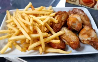 ALITAS DE POLLO CON PATATAS FRITAS