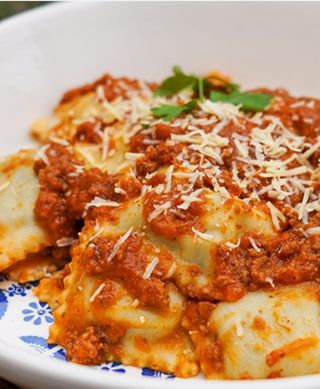 Ravioli en salsa Boloñesa