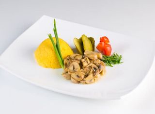 Mămăligă cu tocăniță de ciuperci